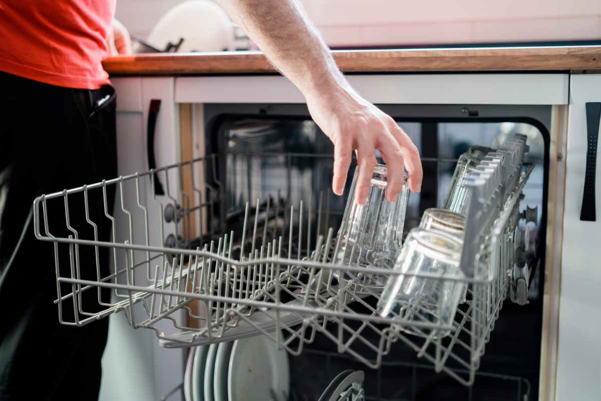 Bicchieri e la fastidiosa patina bianca: per eliminarla c’è un trucchetto. Evita di buttarli nuovi