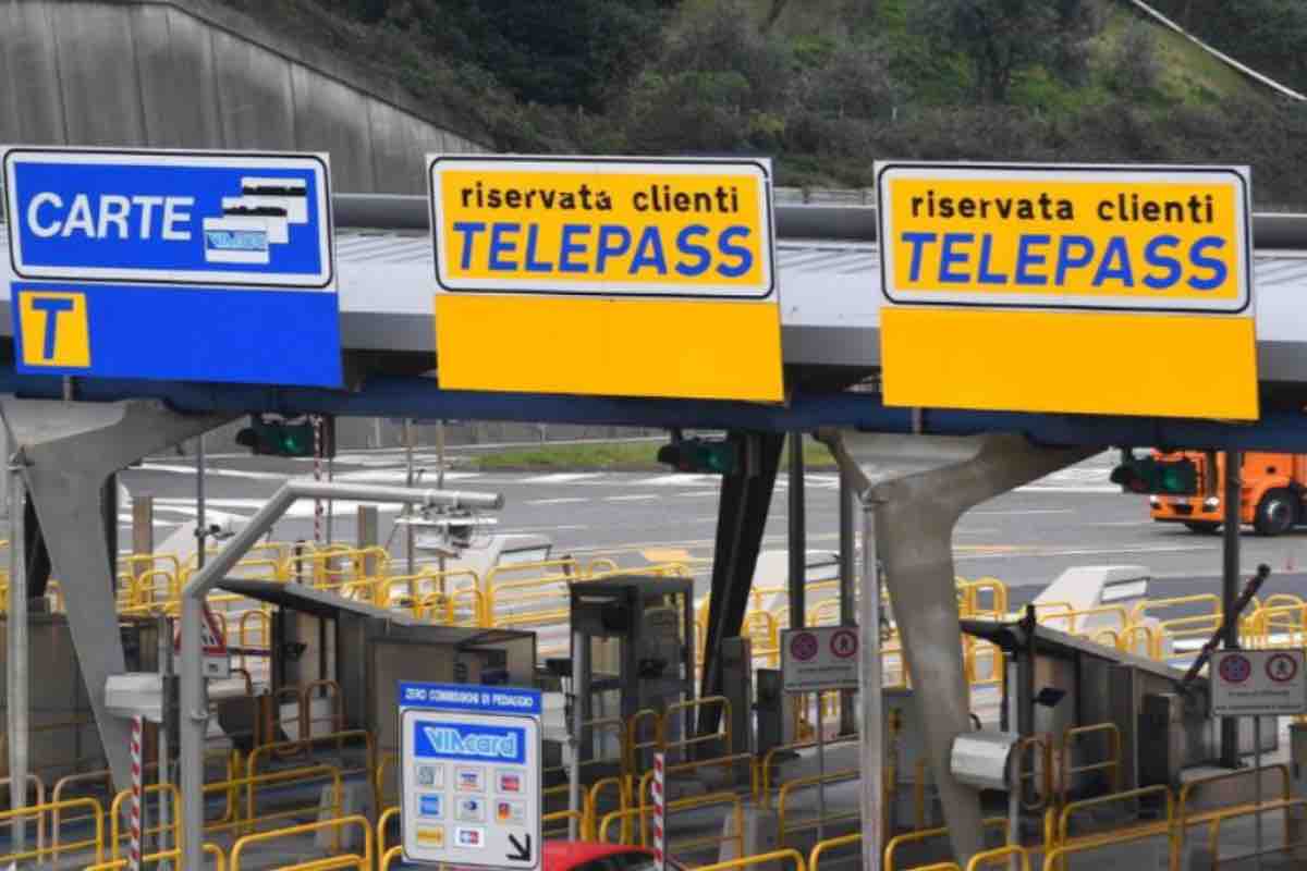 Autostrada, se entri con il biglietto ed esci con il Telepass rischi grosso: è un grave errore