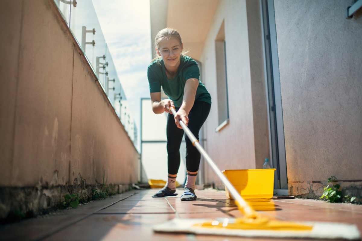 Balcone, pulito in soli 60 secondi: il segreto